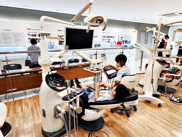 오스템임플란트 생산총괄본부가 개최한 패밀리 데이에 참가한&nbsp;임직원 자녀들이 회사 시설을 체험하고 있다. /오스템임플란트 제공