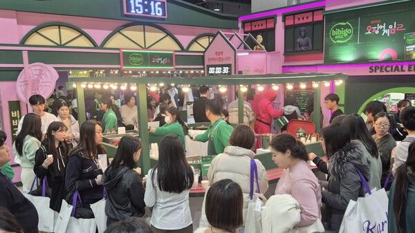 '컬리 푸드페스타 2024' 행사장 내 CJ제일제당 부스를 찾은 방문객들이 비비고 제품을 시식하고 있는 모습 /CJ제일제당 제공