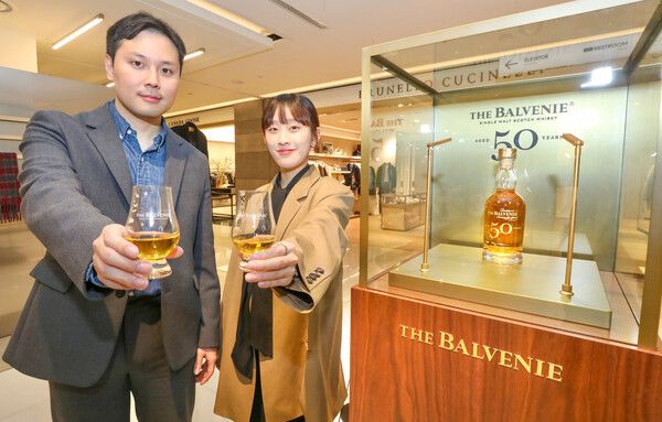 23일, 서울시 강남구에 위치한 현대백화점 압구정본점에서 직원들이 '발베니 50년 컬렉션'을 소개하고 있다. 