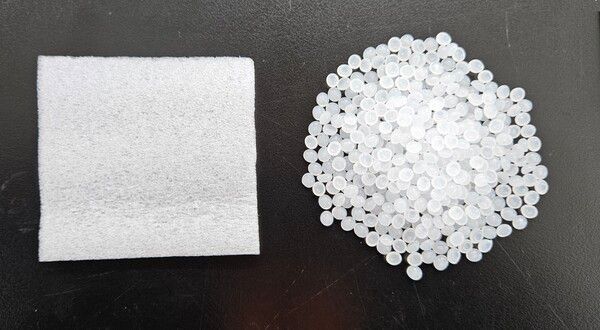 한화솔루션이 개발한 재활용 폴리에틸렌(오른쪽)과 이를 적용한 전자제품용 포장재 샘플(왼쪽)