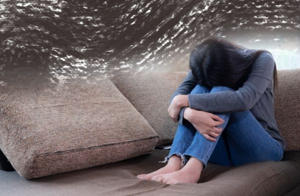 웅크린 여성 (기사의 이해를 돕기 위한 이미지) / 출처 - 프리픽