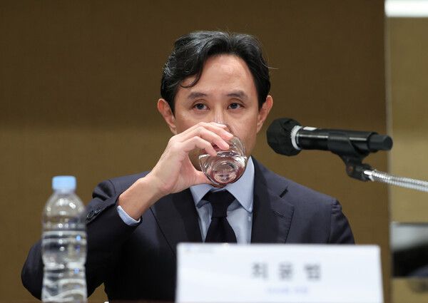 최윤범 고려아연 회장이 10월 2일 서울 용산구 그랜드하얏트호텔에서 열린 고려아연 자사주 매입 계획에 대한 기자회견에서 물을 마시고 있다.&nbsp;