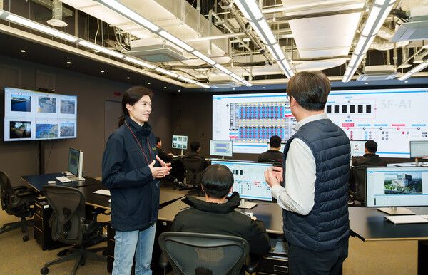 24일 오전 정신아 카카오 대표가 카카오 데이터센터 안산 종합상황실에서 데이터센터 설비 모니터링 현황을 체크하고 있다.