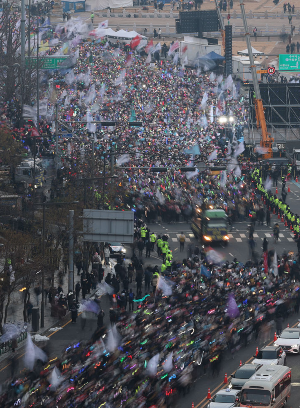 지난 21일 오후 서울 종로구 광화문 동십자각 일대에서 열린 윤석열 즉각 체포·퇴진! 사회대개혁! 범시민 대행진 집회에 참석한 시민들이 행진을 하고 있다. /사진=뉴시스
