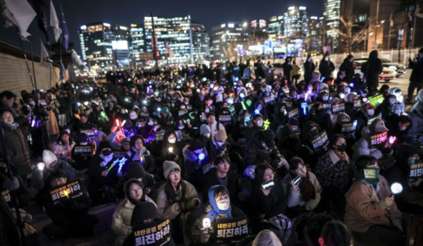 26일 서울 종로구 정부서울청사 인근에서 열린 한덕수 퇴진 긴급행동 집회에 참석한 시민들이 구호를 외치고 있다. /사진-뉴시스