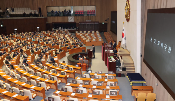 정명호 국회 의사국장이 26일 오후 서울 여의도 국회에서 열린 본회의에서 한덕수 대통령 권한대행 탄핵소추안 관련 보고하고 있다. /사진=뉴시스