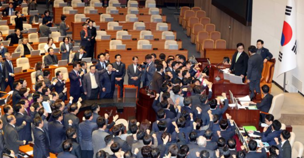 우원식 국회의장이 27일 오후 서울 여의도 국회에서 열린 제420회국회(임시회) 제2차 본회의에서 국무총리(한덕수) 탄핵소추안을 상정하자 국민의힘 의원들이 단상을 점거하고 '원천무효' , '국회의장 사퇴' 구호를 외치고 있다. /사진=뉴시스