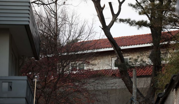 윤석열 대통령의 12.3 비상계엄 사태를 수사 중인 경찰 국가수사본부 특별수사단이 2일 오후 삼청동 대통령 안전가옥에 대한 압수수색에 나섰다. 이날 압수수색은 안가 CCTV 자료 확보를 위해 진행된 것으로 알려졌다. 27일 압수수색이 진행 중인 서울 삼청동 소재 대통령 안전가옥. 2024.12.27 / 사진=뉴시스