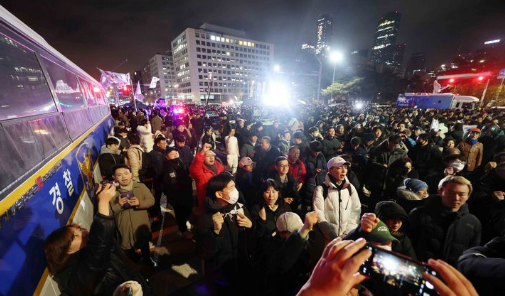 비상계엄령이 선포된 4일 오전 서울 영등포구 국회의사당 정문 앞에서 시민들이 윤석열 대통령 퇴진 촉구 구호를 외치고 있다. /사진=뉴시스