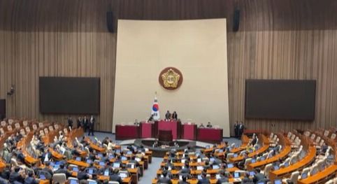 국회본회의장에서 우원식 국회의장의 진행 아래 비상계엄령 해제 찬판 투표를 하고 있다. /우원식TV 갈무리
