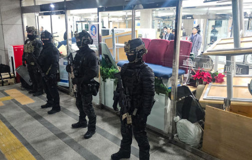 4일 서울 여의도 국회 입구를 계엄군이 통제하고 있다. /사진=뉴시스