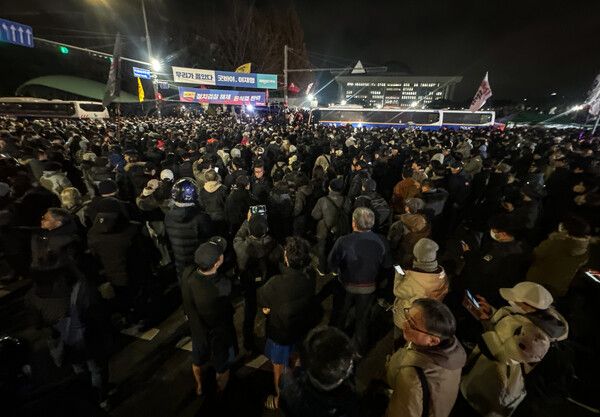 국회 본회의에서 비상계엄 해제를 의결한 4일 새벽 서울 여의도 국회 앞에 시민들로 붐비고 있다.