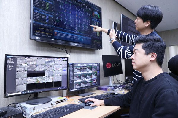 관제 시스템을 통해 통신망을 살펴보는&nbsp;LG유플러스 직원의 모습.