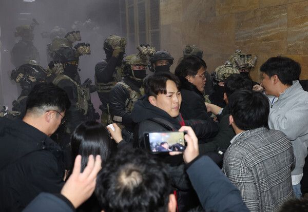 윤석열 대통령이 긴급 대국민 담화를 통해 비상계엄령을 발표한 가운데 4일 서울 여의도 국회 내부로 계엄군이 진입하고 있다. /사진=뉴시스