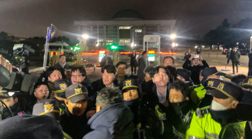 윤석열 대통령이 긴급 대국민 담화를 통해 비상계엄령을 발표한 가운데 3일 서울 여의도 국회 정문 앞에서 경찰들이 국회의원, 의원 보좌진, 취재진들의 출입을 통제하고 있다. /사진=뉴시스