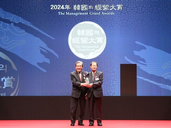 박찬구 금호석유화학그룹 회장(사진 우측)이 한국의 경영대상에서 최고경영자상을 수상하고 기념촬영을 하고 있다.