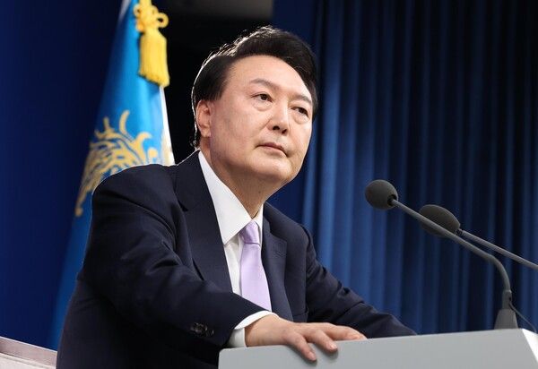 윤석열 대통령이 지난달 7일 서울 용산 대통령실 청사에서 대국민 담화 및 기자회견을 하며 기자들의 질문을 듣고 있다. /사진=뉴시스