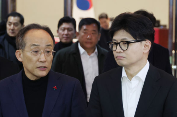 한동훈 국민의힘 대표와 추경호 원내대표가 4일 서울 여의도 국회에서 비상의원총회를 마친 후 취재진 질문에 답하고 있다. /사진=뉴시스