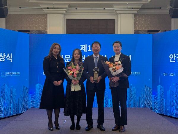 이종철 용마로지스 대표이사 사장(오른쪽 두번째)이 제1회 안전문화혁신대상 시상식에서&nbsp;기념촬영을 하고 있다.