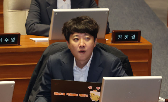 이준석 개혁신당 의원이 2일 서울 여의도 국회에서 열린 제418회 국회(정기회) 제14차 본회의에 참석하고 있다. 2024.12.02 / 출처 - 뉴시스 (포인트경제)