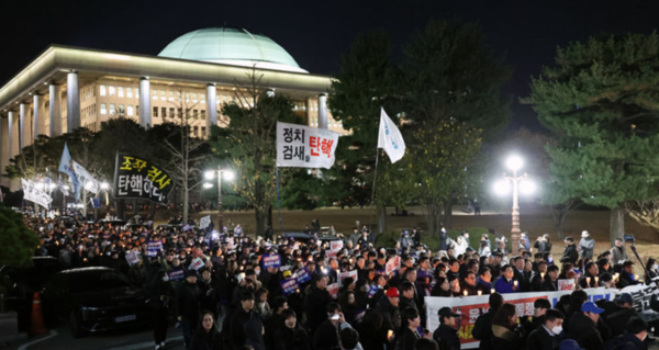 4일 오후 서울 여의도 국회에서 열린 윤석열 대통령 사퇴 촉구·탄핵 추진 범국민 촛불문화제 참가자들이 촛불을 들고 행진하고 있다. /사진=뉴시스