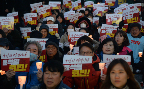 4일 전북 전주시 전주객사 앞에서 윤석열 퇴진 비상 촛불집회가 열린 가운데 윤석열 대통령 퇴진을 촉구하는 많은 시민들이 참석해 구호를 외치고 있다.&nbsp;
