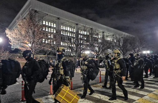 국회 본회의에서 비상계엄 해제를 의결한 4일 새벽 계엄군 병력이 국회에서 철수하고 있다.