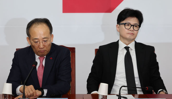 한동훈 국민의힘 대표와 추경호 원내대표가 5일 오전 서울 여의도 국회에서 열린 최고위원회의에서 생각에 잠겨 있다. 2024.12.05 / 출처 - 뉴시스 (포인트경제)