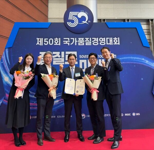 대한항공씨앤디서비스&nbsp;최덕진(왼쪽&nbsp;셋째)&nbsp;대표가&nbsp;‘제50회&nbsp;국가품질경영대회’에서&nbsp;품질경쟁력&nbsp;우수기업으로&nbsp;선정된&nbsp;후&nbsp;직원들과&nbsp;함께&nbsp;기념&nbsp;촬영을&nbsp;하고&nbsp;있다. /대한항공씨앤디서비스