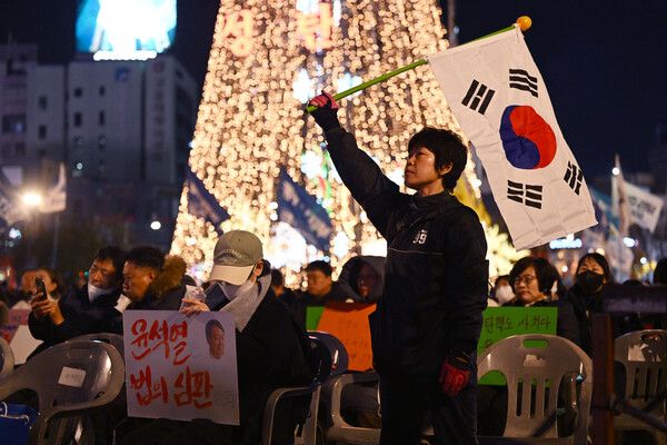 &nbsp;5일 오후 광주 동구 5·18민주광장에서 열린 윤석열 정권 퇴진 광주비상행동의 2차 광주시민 총궐기대회에서 한 시민이 태극기를 들고 있다. /사진=뉴시스