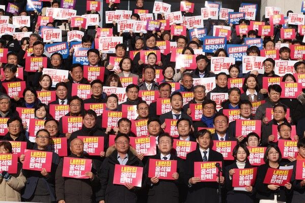 이재명 더불어민주당 대표, 조국 조국혁신당 대표, 김재연 진보당 대표를 비롯한 시민사회단체 참가자들이 6일 오전 서울 여의도 국회 본청 계단에서 열린 내란 동조 국민의힘 규탄 및 탄핵소추안 가결 촉구 제 시민사회 및 야당 공동기자회견에서 구호를 외치고 있다. /사진=뉴시스