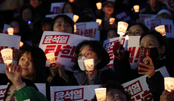 4일 오후 서울 여의도 국회에서 열린 윤석열 대통령 사퇴 촉구·탄핵 추진 범국민 촛불문화제 참가자들이 촛불을 들고 구호를 외치고 있다.