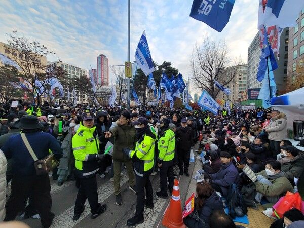 7일 국회 앞 촛불집회에 모인 많은 시민들&nbsp;ⓒ포인트경제