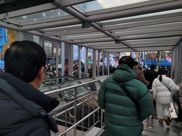 7일 국회 앞 촛불집회에 많은 시민들이 모인 가운데 국회의사당 지하철역 안으로 시민들이 오가고 있다. ⓒ포인트경제