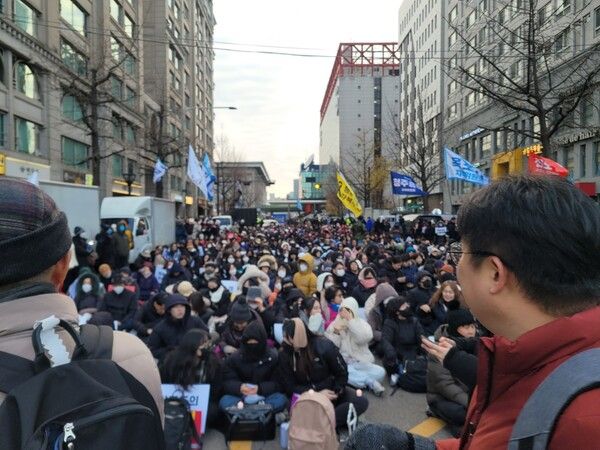 국회 앞 촛불집회서 윤석열 퇴진 외치는 사람들 ⓒ포인트경제