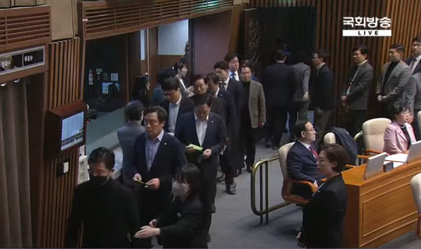국힘 '尹 탄핵안' 투표 불참...김건희 특검법 표결 후 본회의 퇴장 / 국회 LIVE 캡쳐 (포인트경제)