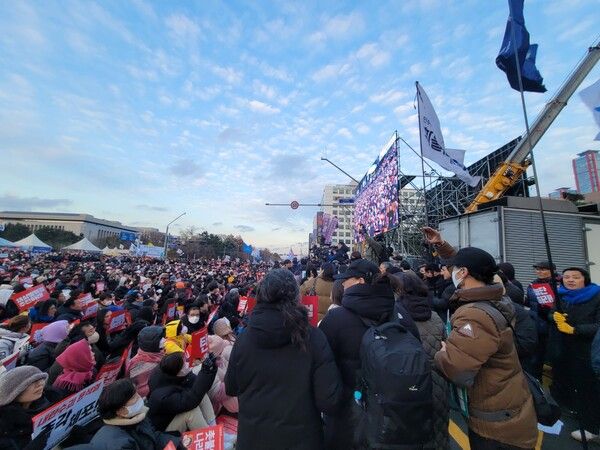 7일 국회 앞 촛불집회에 모인 많은 시민들&nbsp;ⓒ포인트경제