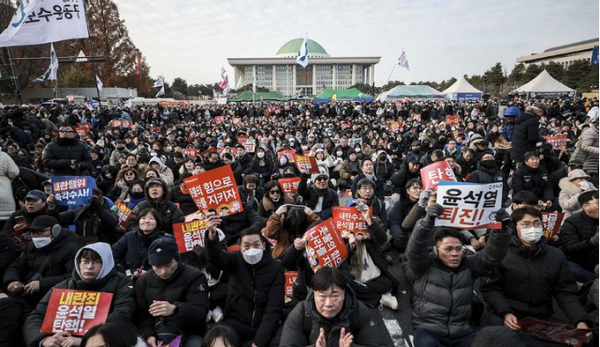 국회 앞 촛불집회서 윤석열 퇴진 외치는 사람들 ⓒ포인트경제