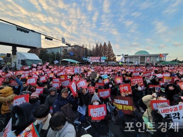 국회 앞 촛불집회서 윤석열 퇴진 외치는 사람들 ⓒ포인트경제