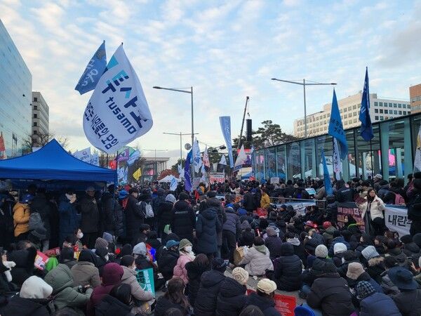 7일 국회 앞 촛불집회에 모인 많은 시민들&nbsp;ⓒ포인트경제