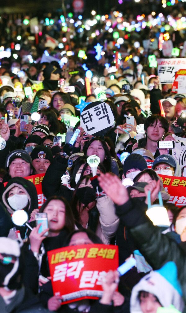 8일 서울 여의도 국회 앞에서 열린 윤석열 대통령 탄핵을 촉구하는 촛불문화제에서 참가자들이 손팻말을 들고 윤 대통령 탄핵을 촉구하고 있다