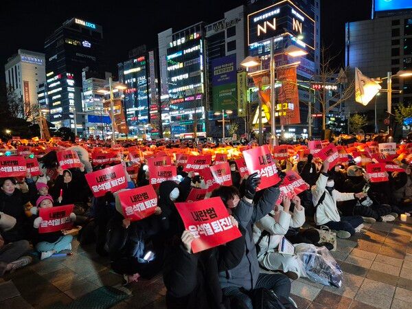 8일 오후 울산시 남구 롯데백화점 울산점 정문 앞에서 윤석열 대통령 퇴진을 촉구하는 시민 촛불집회가 열리고 있다.&nbsp;