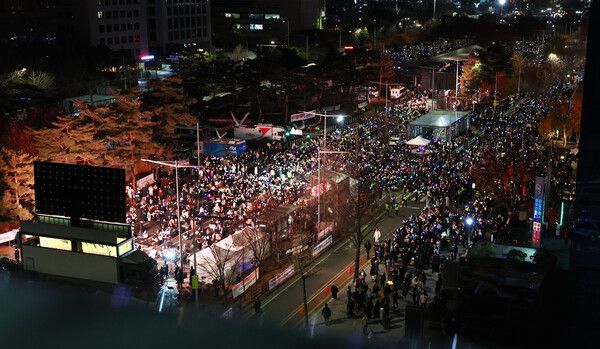 탄핵 촉구하며 국회 앞에 모인 시민들