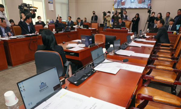 일 오전 서울 여의도 국회에서 열린 법제사법위원회 전체회의에서 정청래 위원장이 위헌적 비상계엄 선포를 통한 내란 행위의 진상규명을 위한 특별검사의 수사요구안(내란행위 상설특검) 상정에 대한 거수 표결을 하고 있다.