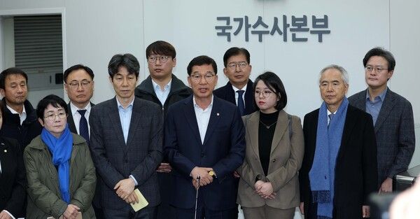 신정훈(오른쪽 세번째) 국회 행정안전위원회 위원장과 윤건영 더불어민주당 간사 등 참석 의원들이 9일 오전 서울 서대문구 경찰청 국가수사본부에서 비상계엄 선포 관련 내란 혐의자에 대한 수사 진행상황 보고 및 현장 점검을 마치고 발언하고 있다. /사진=뉴시스