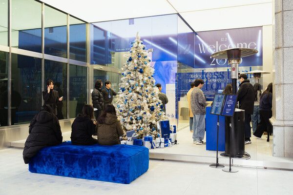 '토스뱅크 라운지 오픈 이벤트'가 시작된 2일 오후 서울 강남구 테헤란로 토스뱅크&nbsp;사옥 1층 토스뱅크 라운지 앞엔 이벤트에 참여하기 위한 고객들로 붐비고 있다.&nbsp; /토스뱅크 제공