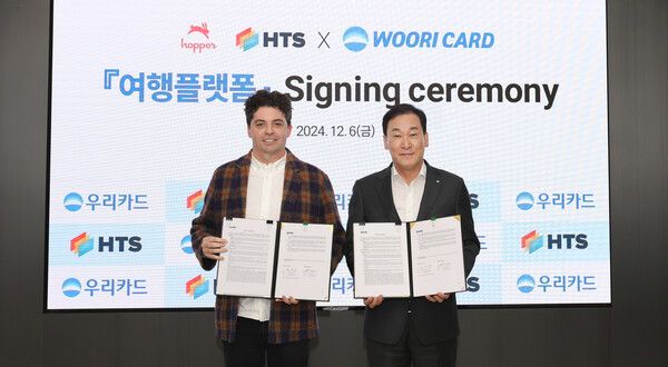 이달 6일 우리카드 광화문 본사에서 진행된 업무협약식에서 박완식 우리카드 대표이사(오른쪽)와 다코타 스미스 호퍼 공동 창립자가 기념사진을 촬영하고 있다.