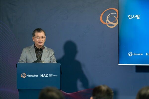 한화생명,&nbsp;한화손해보험,&nbsp;한화자산운용 등 한화 금융&nbsp;3사가&nbsp;3일(현지시간)&nbsp;미국 샌프란시스코에서 개최한&nbsp;'한화&nbsp;AI센터(HAC)’&nbsp;개소식에서 여승주 한화생명 대표이사 부회장이 인사말을 하고 있다. /한화 제공