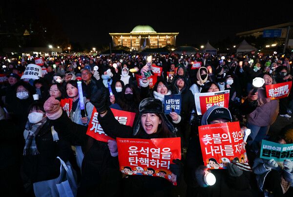 7일 서울 여의도 국회 앞에서 열린 '내란죄 윤석열 퇴진! 국민주권 실현! 사회대개혁! 국민촛불대행진'에 시민들이 윤석열 대통령의 탄핵을 촉구하고 있다. /사진=뉴시스