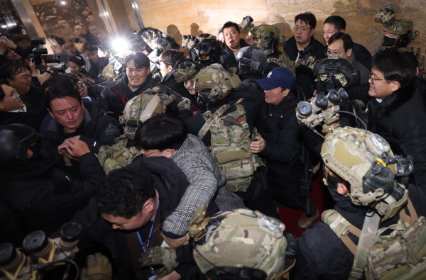 윤석열 대통령이 긴급 대국민 담화를 통해 비상계엄령을 발표한 가운데 4일 서울 여의도 국회 내부로 계엄군이 진입하자 보좌진들과 충돌하고 있다. /사진=뉴시스
